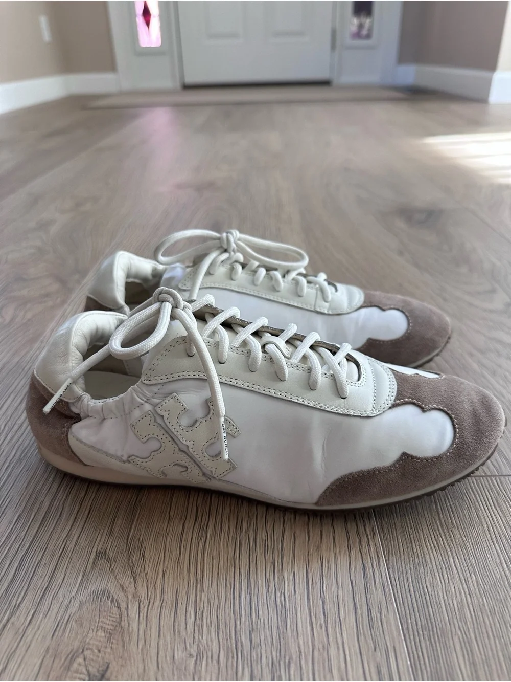 Tory Burch Women's White and Taupe Suede-Trim Fashion Sneaker Size 9